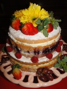 Naked Cake de ganache branco e frutas vermelhas